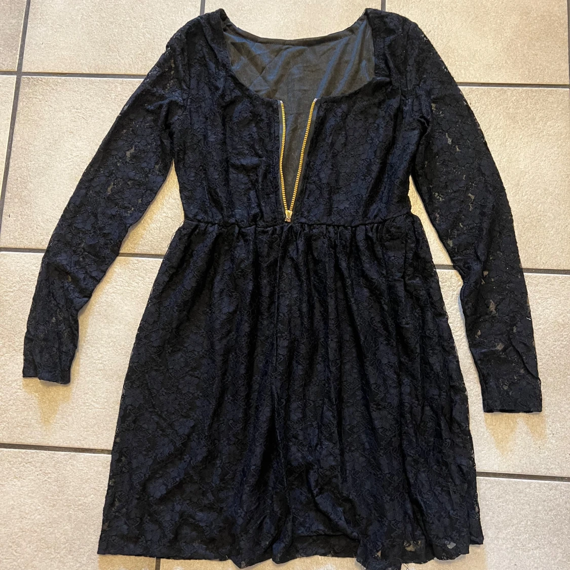 Svart spetsklänning med dragkedja storlek S/M