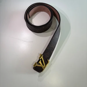 Louis Vuitton - Lv bålte brun är i helt okej skick