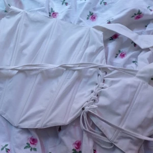 Korsettop - Skitsnygg helt oanvänd croptop med boning. Köpt second hand i nyskick, ej användts sedan dess