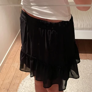 Svart volangkjol från New Yorker  - Svart volangkjol från New Yorker som knappt är använd 🤍