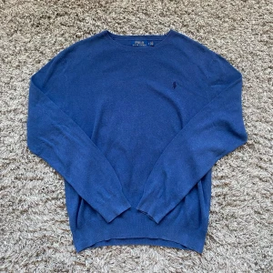 Ralph lauren stickad pima cotton tröja - Säljer denna riktigt snygga Ralph lauren 100% pima cotton tröjan!⭐️Storlek M passar M!🙌Skick : HELT NY!🤝Hör gärna av er om ni har funderingar!👍