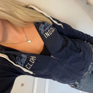 Lexington zip-hoodie - Snygg marinblå zip-hoodie från Lexington med en figursydd form! Väldigt skön och passar till allt!Perfekt till en basic men väldigt snygg look🙌Pris kan diskuteras vid snabbt köp!