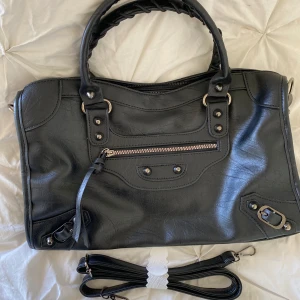 Citybag  - Superfin ny väska som är väldigt praktisk för vardagen. bredden är ungefär 36 cm och höjden är 22,5 cm
