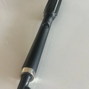 Säljer värme borste från ghd - Säljer min ghd värme borste den kostar 1600kr ny och säljer för jag inte använder den längre. För mer frågor eller bilder skriv privat 