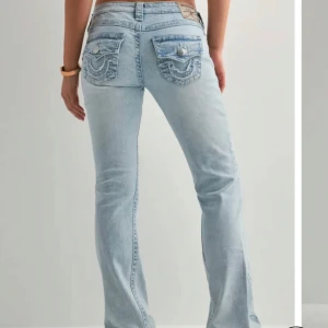 Ljusblå bootcut true religion jeans - Snygga ljusblå jeans med bootcut passform och broderade bakfickor💗 Säljer då de inte passar. Använt 1 gång💗