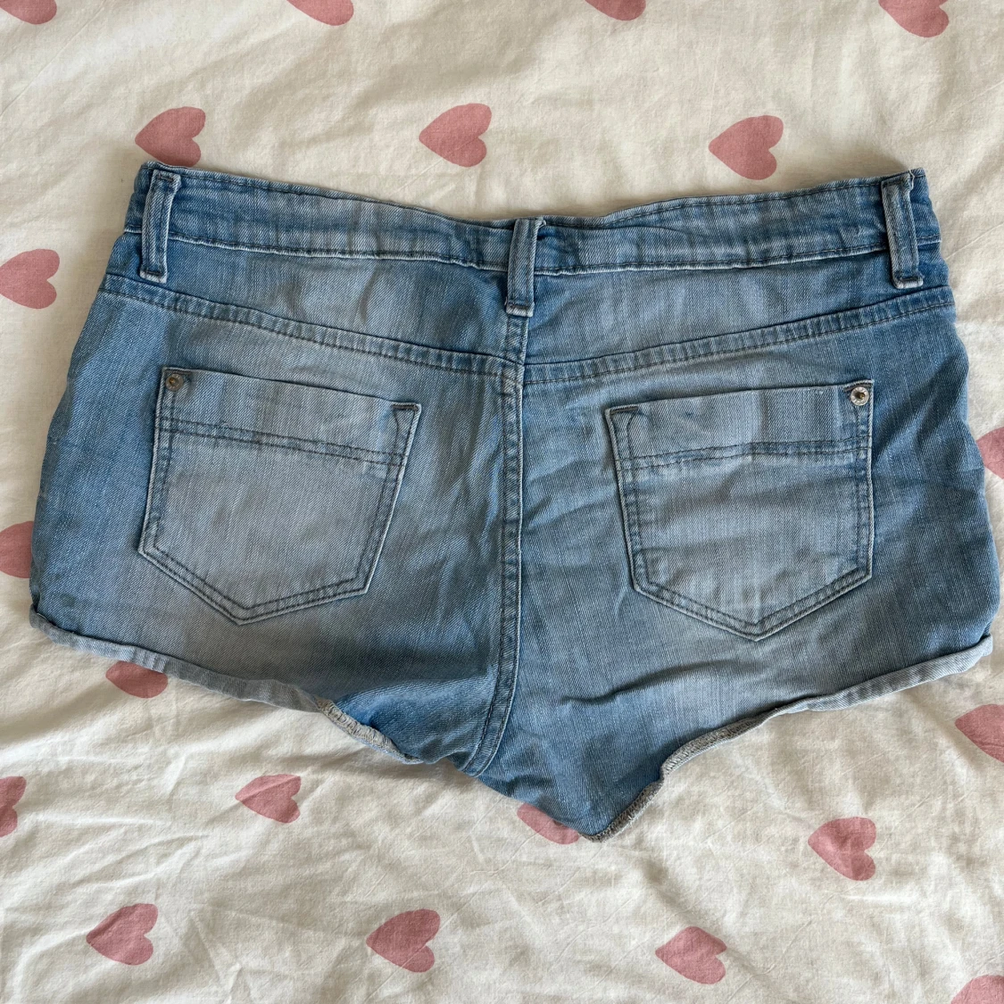 Ljusblå jeansshorts med låg midja - 1