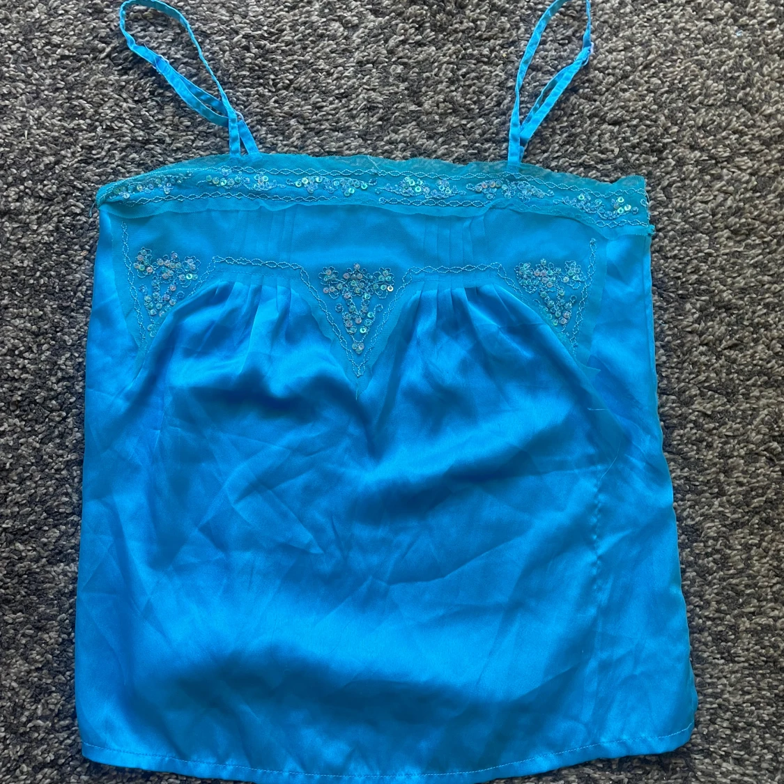 Blå satin topp med paletter - 1