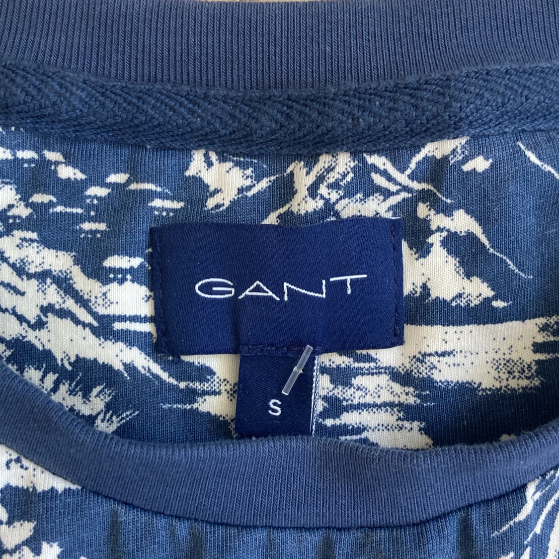 Blåvit mönstrad t-shirt från Gant - 1