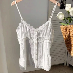 Vit spetsdetaljerad linnetopp - Supersöt vit linnetopp. Säljer då den är för liten för mig uppetill. Nypris 339kr, använd en gång ut av en kompis. Kom privat för fler bilder eller frågor❤️