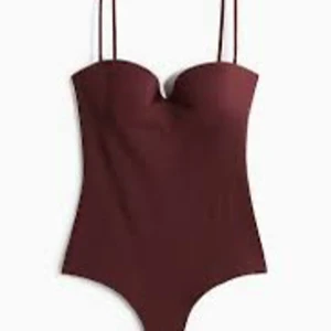 HM body - SNYGGASTE HM bodyn som är slutsåld i vinröd färg. Den passar storlek S och har kupa 85C , kontakta vid frågor . Aldrig använd endast testad!❤️