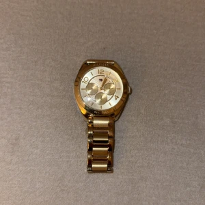 Tommy hilfigher klocka  - Jätte fin klocka 