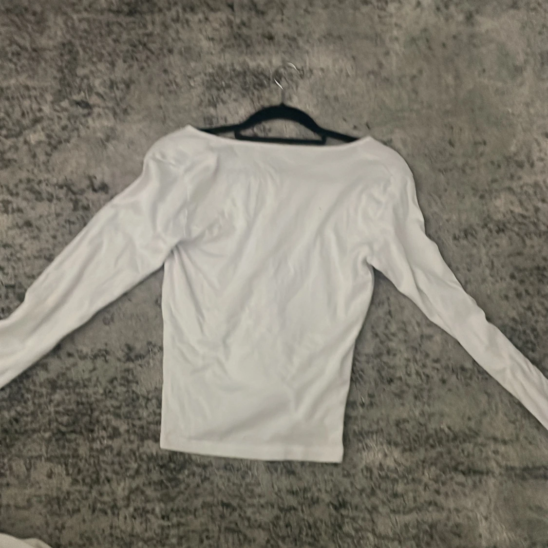 Vit långärmad topp med v-ringning 157 - 1