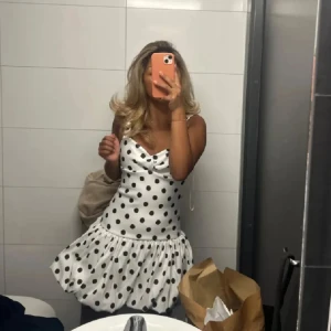 Prickig Zara Klänning - Trendig klänning från Zara!!