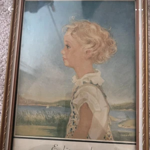 En högsommardag - Upptäck en vacker oljemålning av Einar Nerman! Motivet visar en blond person i somrig miljö vid vattnet, perfekt för dig som gillar konst och vill ha något unikt på väggen. Inspirerande och tidlöst för unga vuxna och ungdomar.