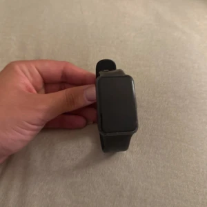 Huawei Watch fit  - Mycket bra smartklocka med bra batteri tid och perfekt för träning. Ingen laddare medföljer. 