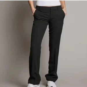 Svarta kostymbyxor från BikBok - Super fina, svarta kostymbyxor från BikBok. Storlek 34💞