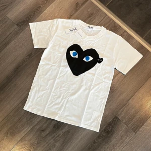 Commes Des Garçons T-shirt CDG Play - Säljer denna helt nya, riktigt fina CDG T-shirten i en av de snyggaste modellerna. På tröjan står det M men den passar S. Skriv gärna vid intresse och för mer information! 