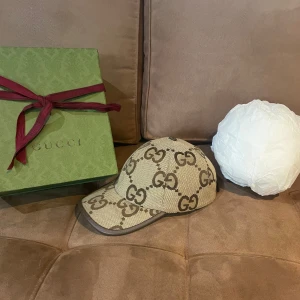 Gucci keps  - Allt på bilden medföljer, det är den nyare års modelen. Passar dig som har M mycket bra 