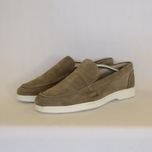 Mazzeltov loafers - MAZZELTOV LOAFERS  Storlek : 41  Passform : Passar 42  Användning : Skorna är i ett väldigt fint skick utan defekter  Nypris : Cirka 1800SEK
