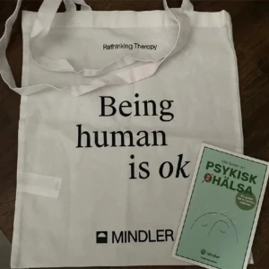 Bok och Tote bag - Boken 'Lilla boken om psykisk hälsa' från Mindler handlar om hur psykisk ohälsa påverkar oss och ger tips på hur man kan hantera det. Den är lättläst och informativ, perfekt för den som vill förstå mer om ämnet. + en totbag. Vann ur en tävling, oanvänt 