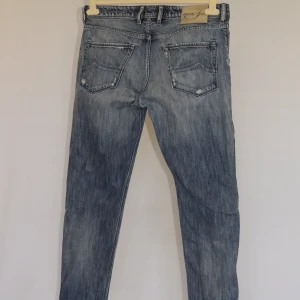 Jacob Cohën jeans  - JACOB COHËN JEANS  Storlek : W33  Passform : J655, Skinny  Mått : A = 43CM - B = 95CM  Användning : Jeansen är i fint skick utan defekter, (tror lagningarna är design)  Nypris : Cirka 5000SEK