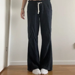Svarta Roxy linnebyxor - Snygga Roxy linnebyxor i svart. Med låg midja och Bootcut.