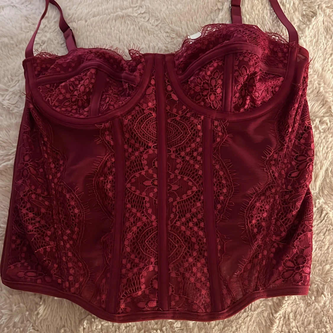 Vinröd spetskorsett  - 3