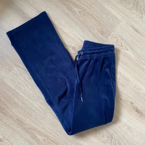 Mjukisbyxor - Byxor i velour från Gina Tricot. Toppenskick! Passa på medan det är fri frakt på allt jag säljer!