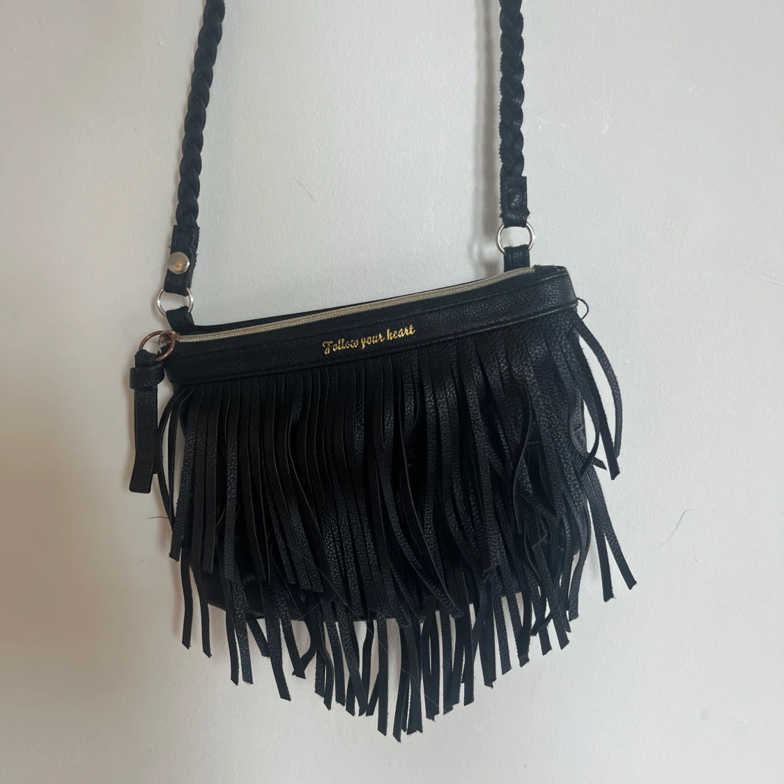 Svart axelväska med fransar - 1