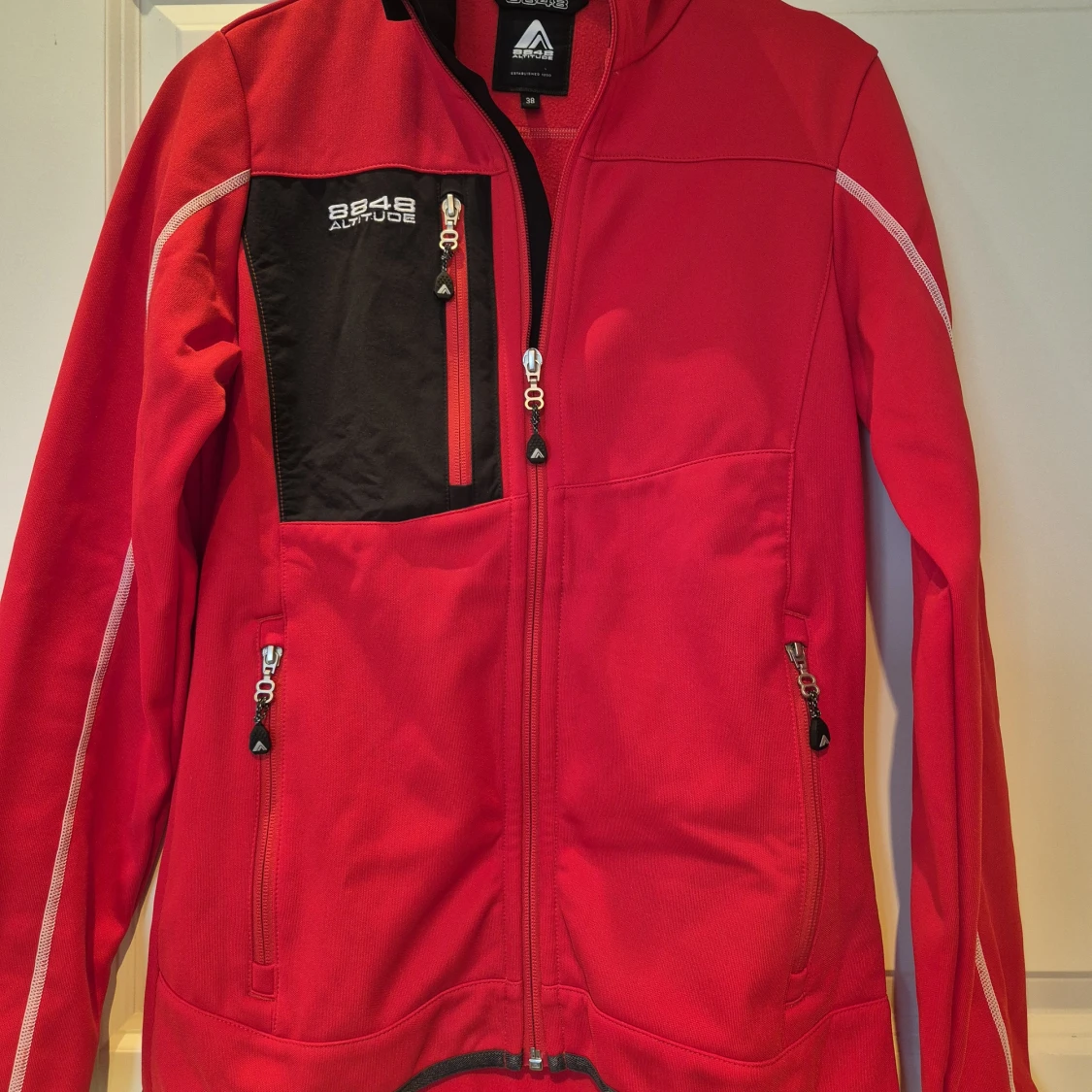 Röd lager 2 jacka från 8848 Altitude strl 38