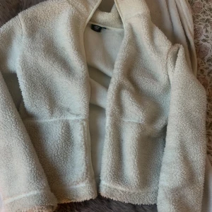 Teddy jacka 157 - Jacka från lager 157, den är skitig på bild men tvättas såklart innan frakt! Finns inga ytterliga defekter! Storlek M men kan användas av S-XS