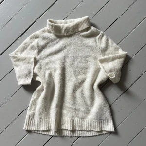 Stickad T-shirt  - Stickad T-shirt med polokrage 