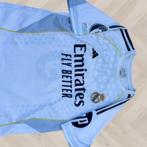 Mbappé Real madrid - Säljer en officiell Real Madrid matchtröja från Adidas i storlek L. Passar Medium