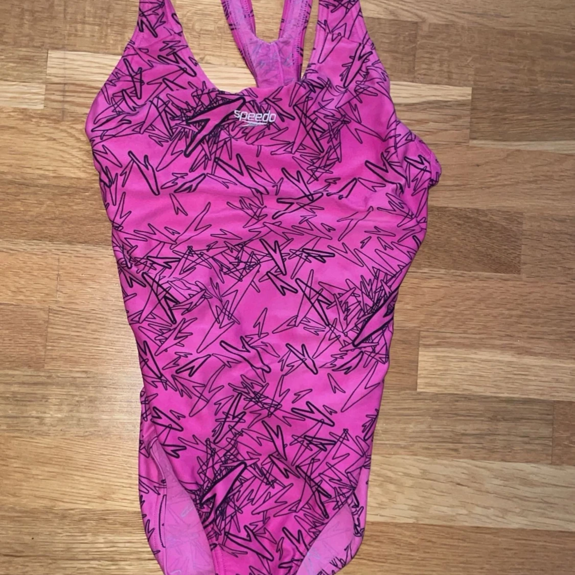 Rosa Speedo baddräkt med grafiskt mönster