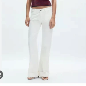 Vita jeans Zara - Super snygga lågmidjade jeans från Zara. De är uppvikta längst ner, storlek 38 men tyvärr för stora på mig! Helt slutsålda! Pris 500kr🩷Helt nya- lapp kvar!