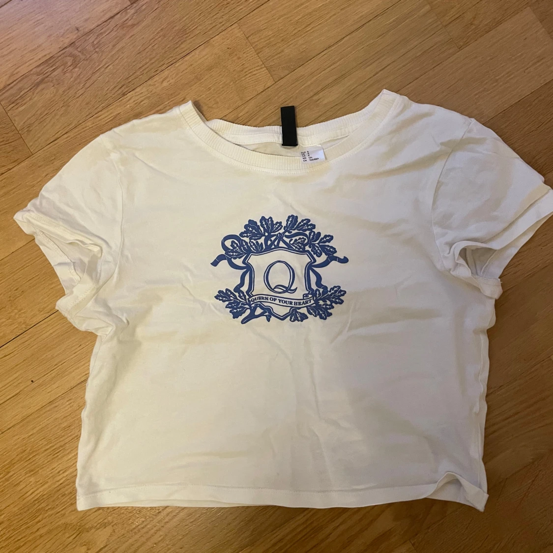 Vit topp med blått tryck från Divided- Baby tee cute y2k Coquette 