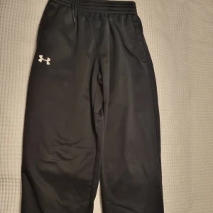 Under armour byxor  - Under armour byxor Se bilder för mått. Se gärna även mina andra annonser och skapa bundles. 