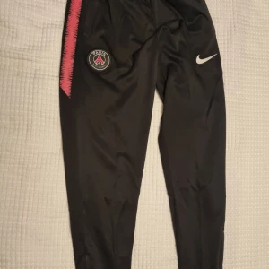 Byxor Nike - Se bilder för mått. Se gärna även mina andra annonser och skapa bundles. 