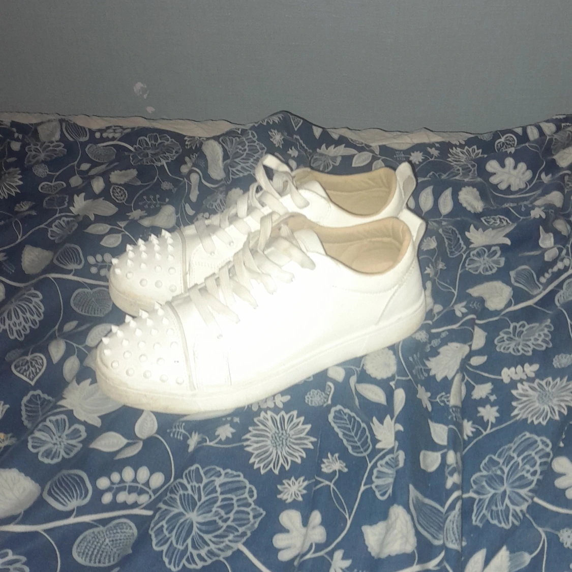 Vita sneakers med nitar och röd sula - 2