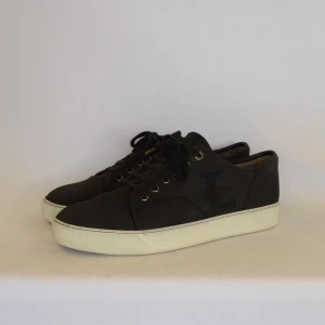 Lanvin sneakers  - LANVIN SNEAKERS  Storlek : 7  Passform : Passar storlek 42  Användning : Skorna är i ett väldigt fint skick utan defekter  Nypris : Cirka 4500SEK