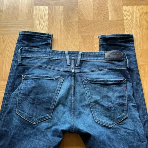 Mörkblå Replay Jeans - Säljer ett par tvär feta Replay jeans! Super sköna och snygga! Passform: Slim | Model: Masig| storlek W31 L34! Hör av dig för frågor! 👖🔥