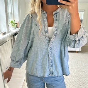 Ljusblå jeanstopp - Säljer en ljusblå jeanstopp med trekvartsärmar i storlek M från Lindex!