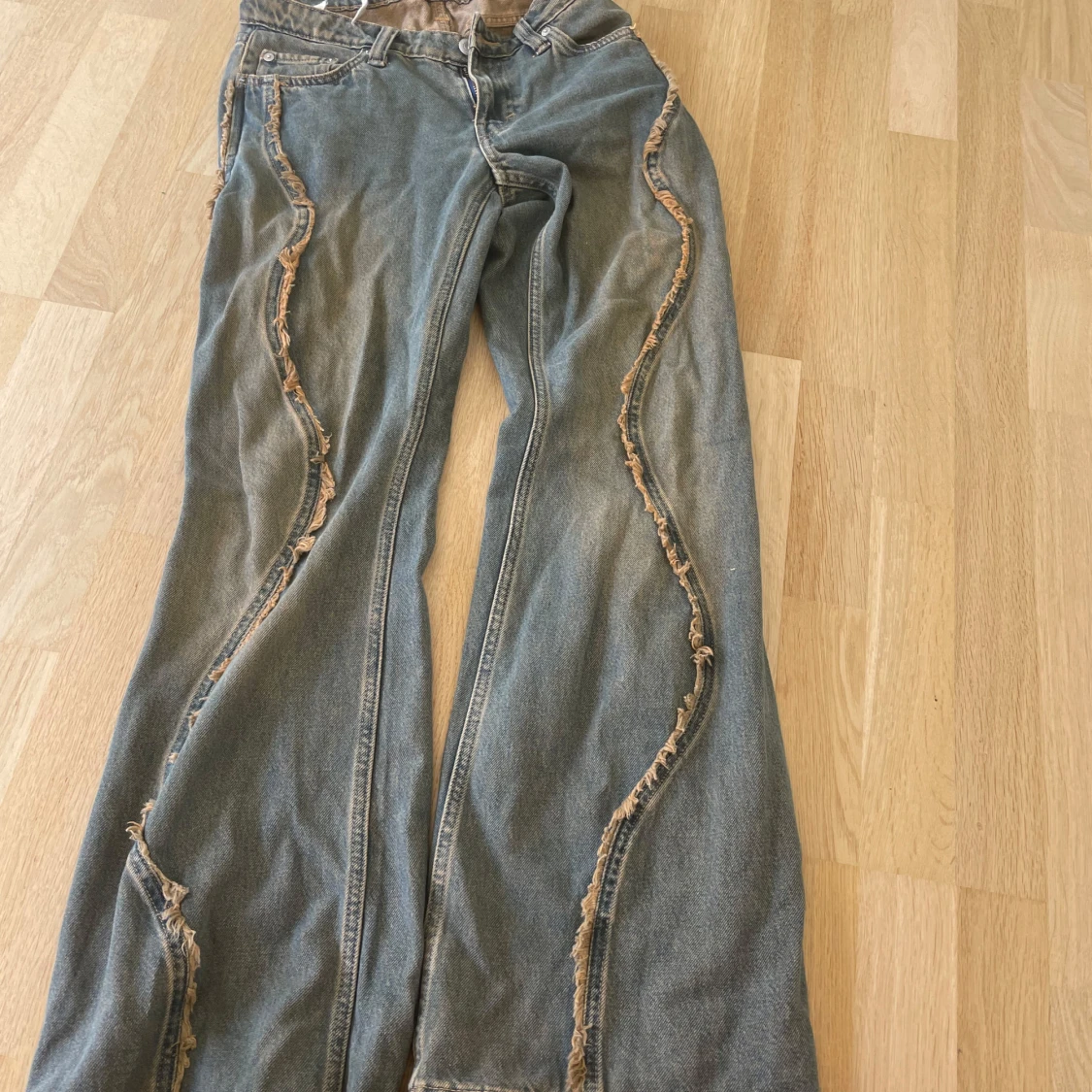 Weekday Malibu Low Frayed Jeans