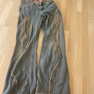 Weekday Malibu Low Frayed Jeans - Coola lowwaist bootcut baggy jeans från Weekday .