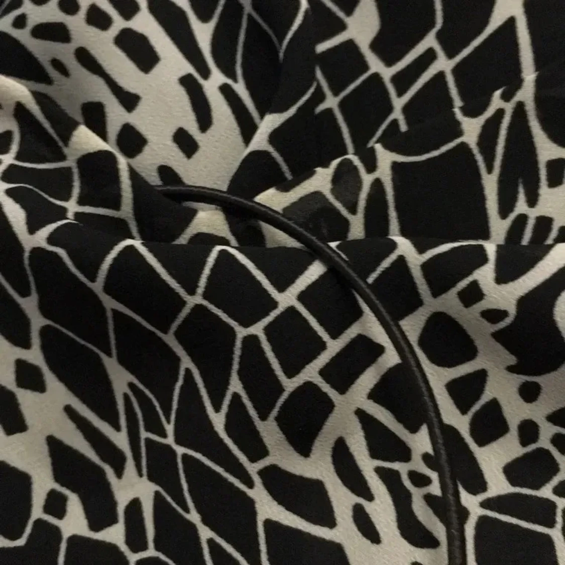 Svartvit mönstrad topp med tunna band - 3