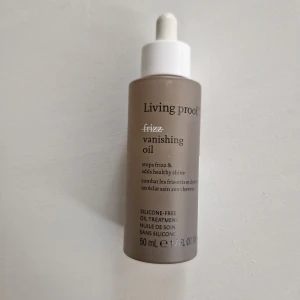 Living Proof vanishing oil 50 ml - Living Proof vanishing oil är en silikonfri hårolja i en brun frostad glasflaska med pipett. Oljan är framtagen för att motverka friss och ge glans till håret. Flaskan rymmer 50 ml och har en vit pipett för enkel applicering. Ca 80% kvar, se bild 2. Nypris 379kr