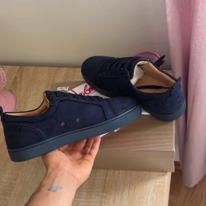Mörkblå Christian Louboutin - Hej säljer mina skor som är helt nya och allt följer med 