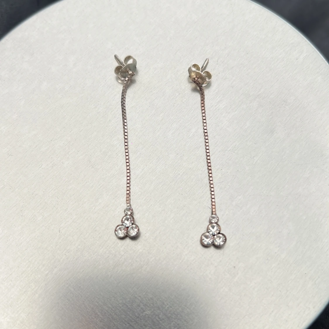 Långa silverörhängen med stenar