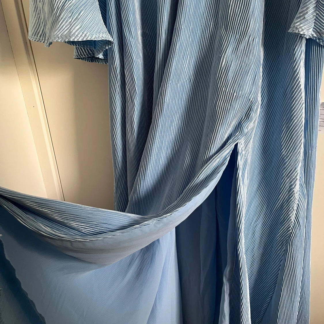 Pastellblå långklänning med volangärmar - 3