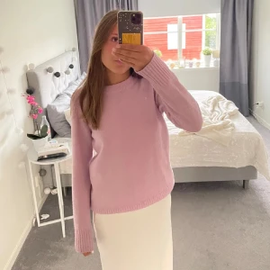 Stickad tröja  - Super cozy stickad tröja från new yorker, endast använd 1 gång, säljer då jag har en liknande. Ny pris 300kr💓 hör av dig vid funderingar, öppen för prisförslag 